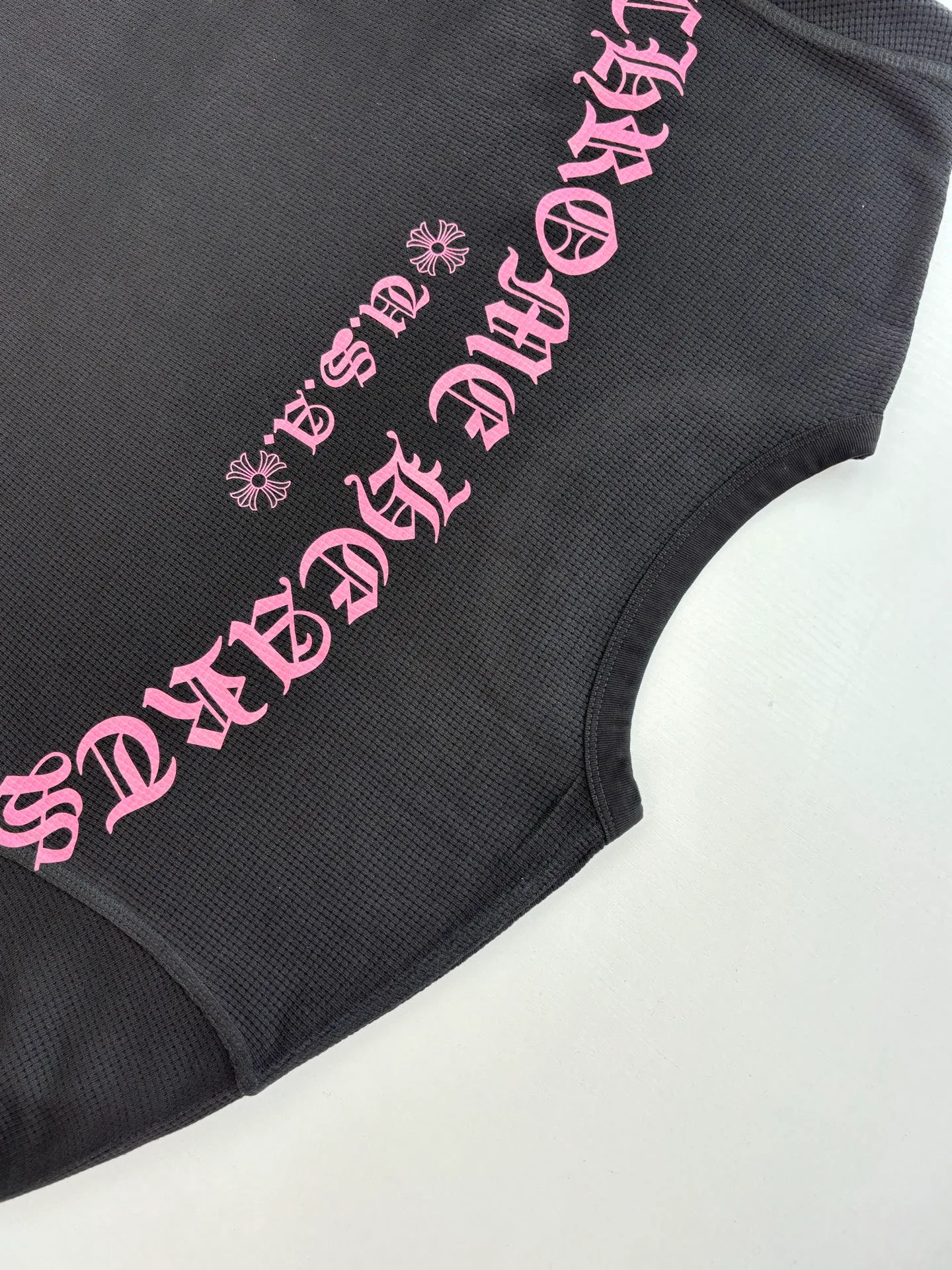 P330 Chrome Heart*/Chrome Heart USA limited CH black pink waffle. The fabric is made of 280g cotton waffle double-layer material. The printing is made of high-temperature heat transfer for garments. The embroidery is made of imported Tajima embroidery. Size: S/M/L